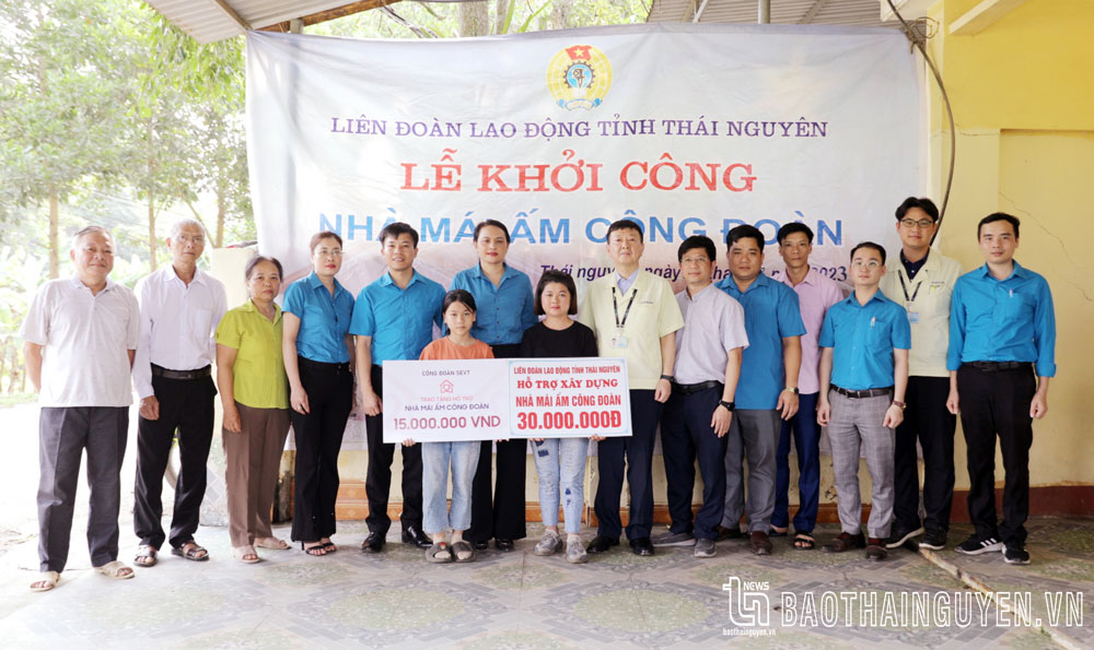 Đại diện LĐLĐ tỉnh và Công ty TNHH SamSung Electronics Việt Nam - Thái Nguyên trao hỗ trợ cho gia đình chị Triệu Thị Vân.