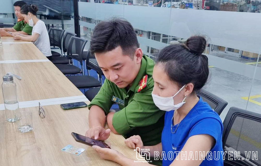 Công an huyện Phú Bình hướng dẫn người lao động của Nhà máy may TNG (chi nhánh huyện Phú Bình) cài đặt ứng dụng định danh điện tử trên điện thoại.