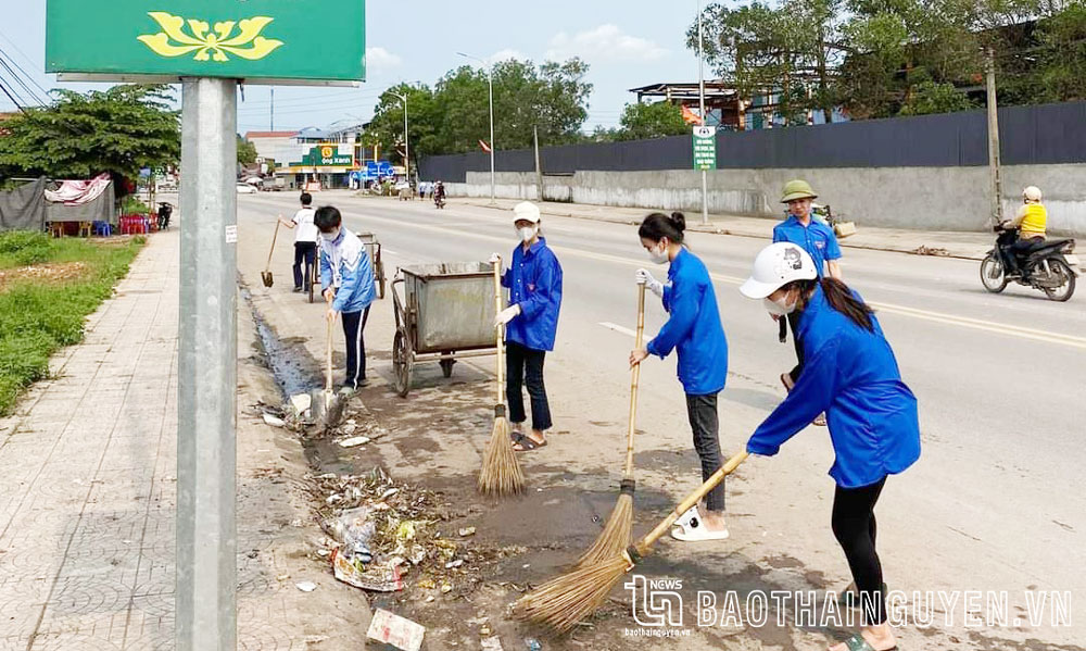 Đoàn viên xã Điềm Thụy thường xuyên tổ chức các buổi vệ sinh, vận chuyển rác thải, chướng ngại vật trên Tỉnh lộ 266, đoạn qua địa bàn xã.