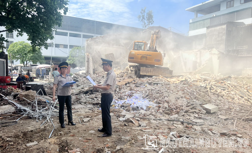 Chấp hành viên giám sát quá trình tự nguyện phá dỡ công trình của người phải thi hành án sau khi tuyên truyền, vận động.