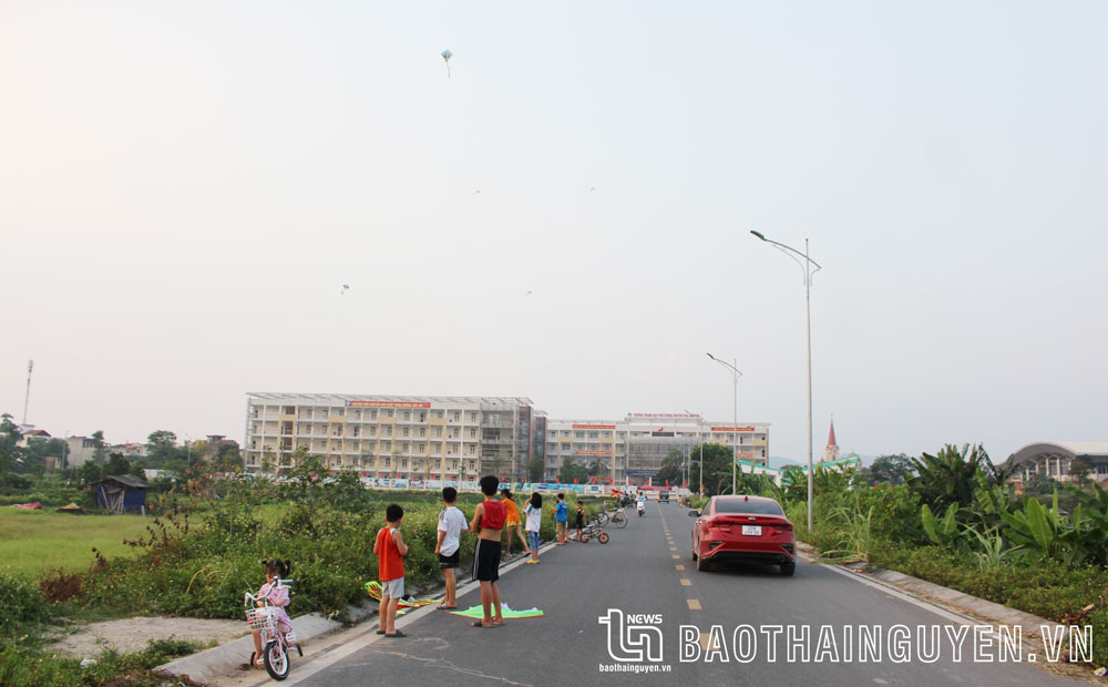 Trên tuyến đường giao thông đi vào Trường THPT Chuyên Thái Nguyên, nhiều người dân, trong đó có trẻ nhỏ thả diều vào buổi chiều, tiềm ẩn nguy cơ mất an toàn cao.