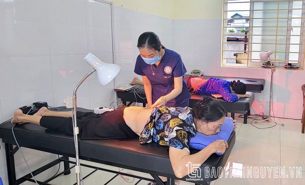 Cán bộ Trung tâm Y tế TP. Thái Nguyên điều trị phục hồi chức năng cho người bệnh.