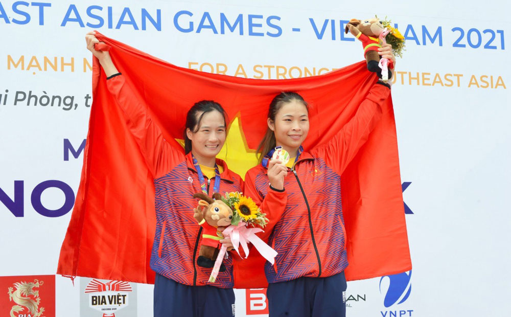 VĐV Nguyễn Thị Ngân (bên trái) cùng đồng đội ăn mừng chiến thắng khi đoạt HCV tại SEA Game 31.