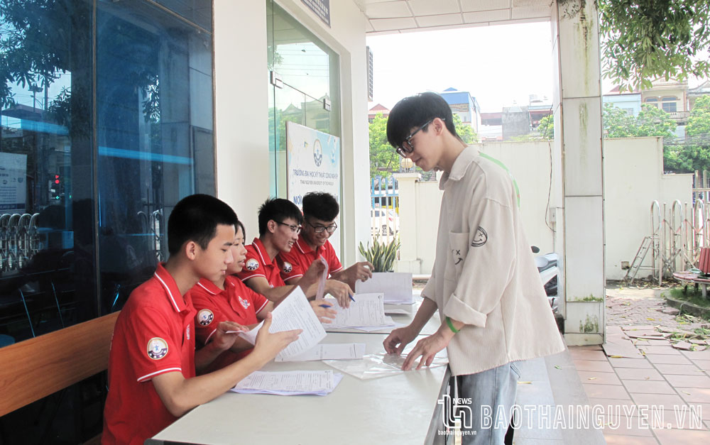 Nhiều học sinh lớp 12 đã đến bộ phận tuyển sinh của Trường Đại học Kỹ thuật công nghiệp Thái Nguyên để tìm hiểu về ngành học và các phương thức tuyển sinh năm 2023.