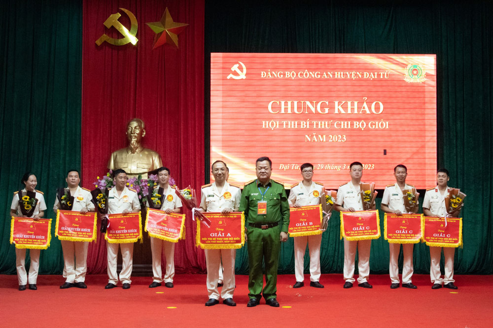 Thiếu tá Nguyễn Quốc Huy, Bí thư Chi bộ Cảnh sát điều tra tội phạm về hình sự, kinh tế và ma túy, đoạt giải A hội thi Bí thư chi bộ giải năm 2023 do Đảng bộ Công an huyện Đại Từ tổ chức.