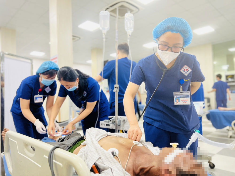 Cấp cứu người bệnh - Công việc hàng ngày của bác sĩ Đào Thị Hương tại Khoa Cấp cứu, Bệnh viện Trung ương Thái Nguyên.