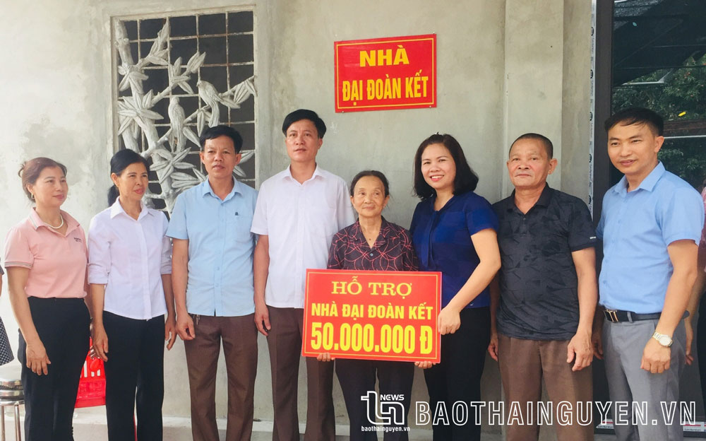 Uỷ ban MTTQ huyện Phú Bình trao tiền hỗ trợ làm nhà ĐĐK cho bà Dương Thị Bình, xã Úc Kỳ.