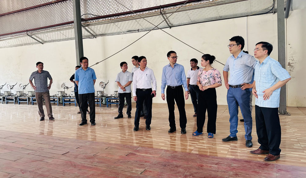 Đoàn công tác khảo sát tại Hợp tác xã Nông sản Phú Hội, xã Sơn Phú (Định Hoá).