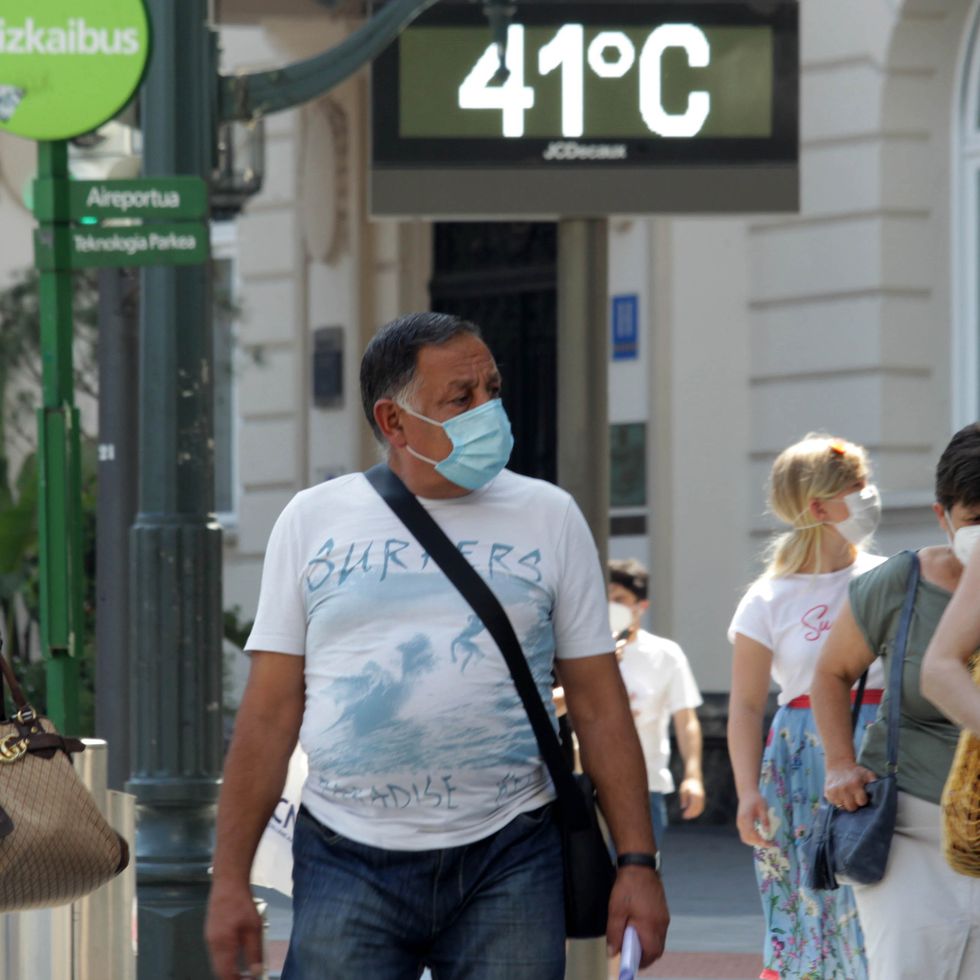 Bảng điện tử hiển thị nhiệt độ ở mức gần cao kỷ lục tại Bilbao, Tây Ban Nha vào mùa hè 2022. Ảnh: El Pais