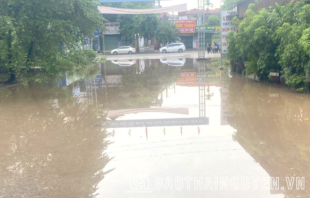 Đoạn đường tại tổ dân phố số 1, phường Thịnh Đán (TP. Thái Nguyên), thường xuyên bị ngập khi có mưa.