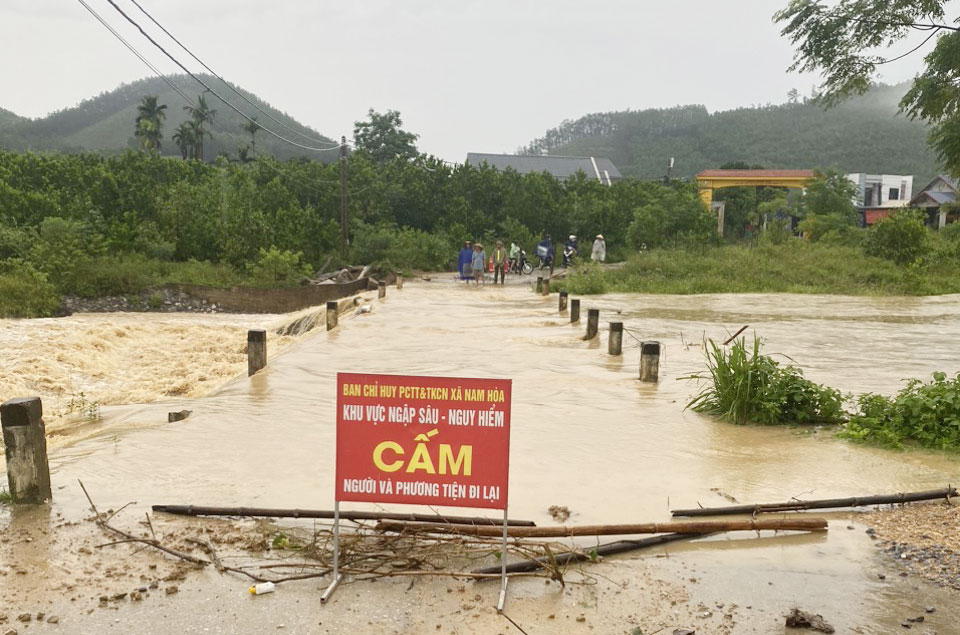 Đường tràn Mỹ Lập (xã Nam Hoà) bị ngập sâu.