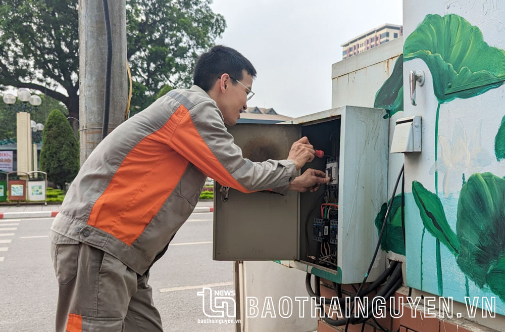 Nhiều địa phương trong tỉnh đưa vào sử dụng tủ điều khiển tiết kiệm điện trên các tuyến đường chính ở khu vực trung tâm.