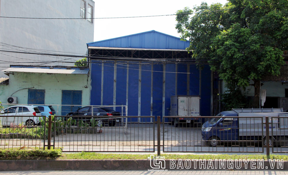 Mấy ngày gần đây, cơ sở sản xuất của Công ty Bảo Lan (tại TDP Sau, phường Lương Sơn, TP. Sông Công) thường xuyên đóng kín cửa.