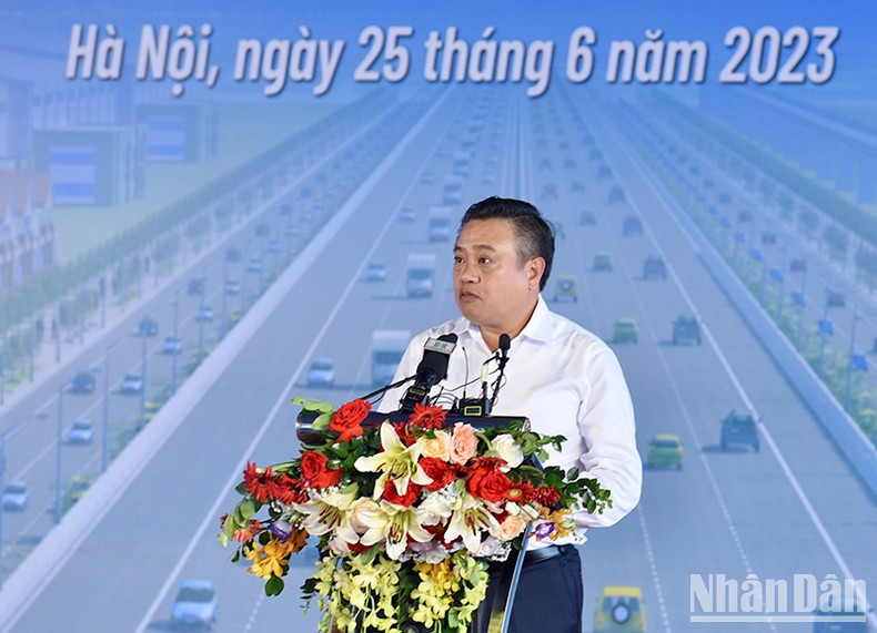 Chủ tịch UBND thành phố Hà Nội Trần Sỹ Thanh phát biểu.