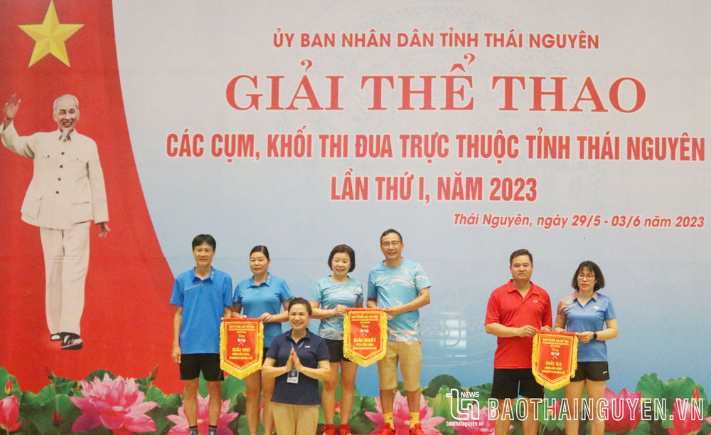Đồng chí Lưu Thị Bích Đào, Trưởng Ban Ban Thi đua khen thưởng tỉnh, trao giải cho các đôi nam nữ có thành tích thi đấu cao.