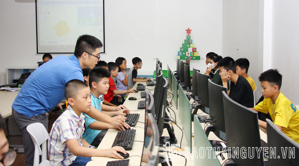 Trường Hy Vọng có 1 phòng STEM với hệ thống máy tính được đầu tư đồng bộ, tạo thuận lợi trong việc dạy tin học cho học sinh. Trong ảnh: Giờ học lập trình Scratch.
