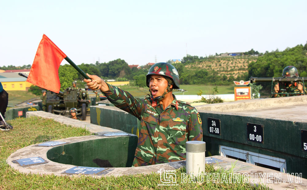 Chuẩn bị…! Bắn…! - Đại úy Nguyễn Hữu Toàn, Đại đội trưởng Đại đội 2, Tiểu đoàn 1, Lữ đoàn 210, dõng dạc ra hiệu lệnh.