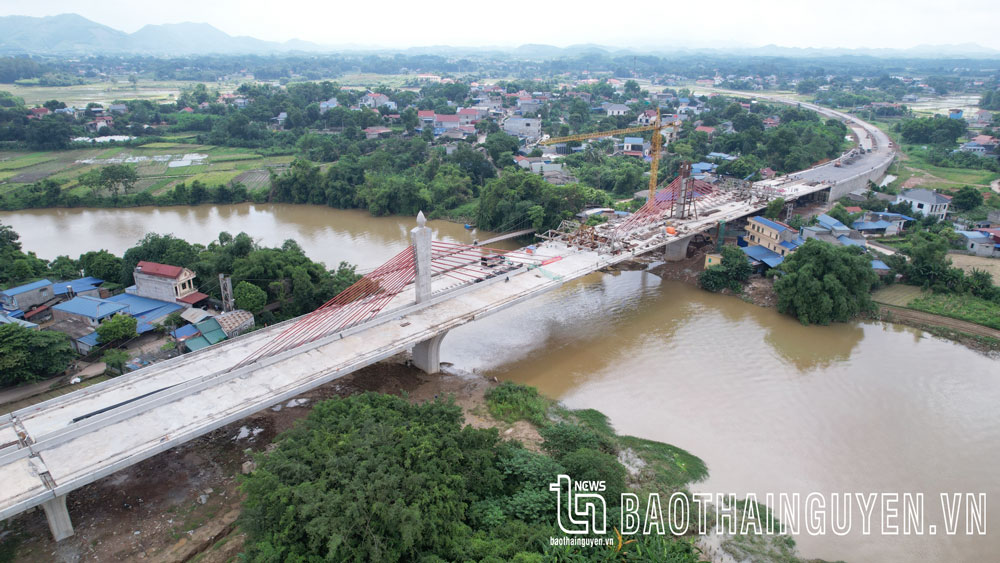 Công trình xây dựng đường Bắc Nam và cầu Huống Thượng cũng đang được đẩy nhanh tiến độ thi công để hoàn thành trước tháng 9-2023. Trong ảnh: Cầu Huống Thượng có tổng mức đầu tư trên 466 tỷ đồng, quy mô lớn nhất trên địa bàn tỉnh Thái Nguyên.