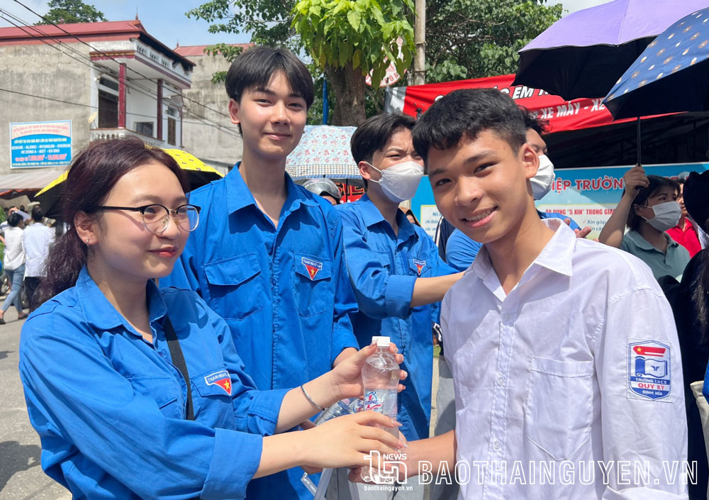 Thanh niên tình nguyện tại điểm thi Trường THPT Định Hoá.
