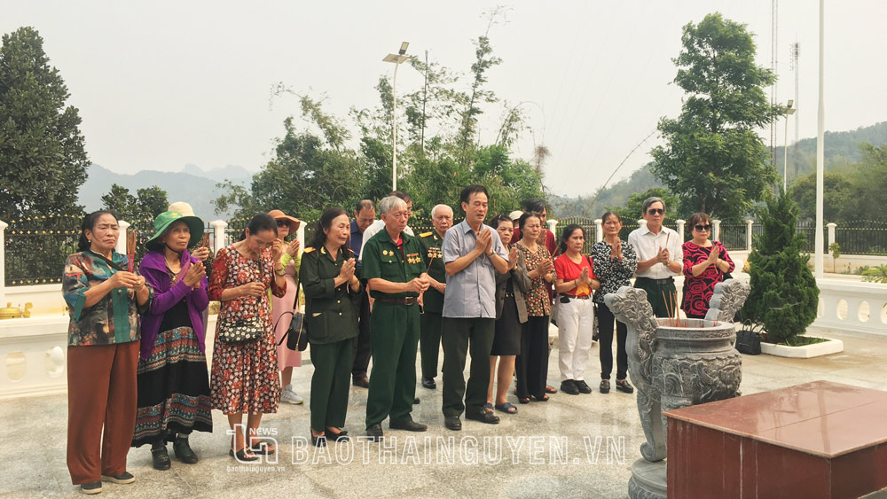 Các cựu binh viếng tượng đài chiến thắng tại thị xã Sầm Nưa, tỉnh Hủa Phăn (Lào).