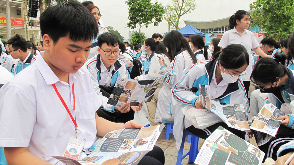 Với môi trường học tập tốt là đích để nhiều học sinh nỗ lực phấn đấu thi đỗ vào Trường THPT Chuyên Thái Nguyên. Trong ảnh học sinh Trường THPT Chuyên Thái Nguyên đang nghiên cứu tài liệu của các công ty tư vấn du học.