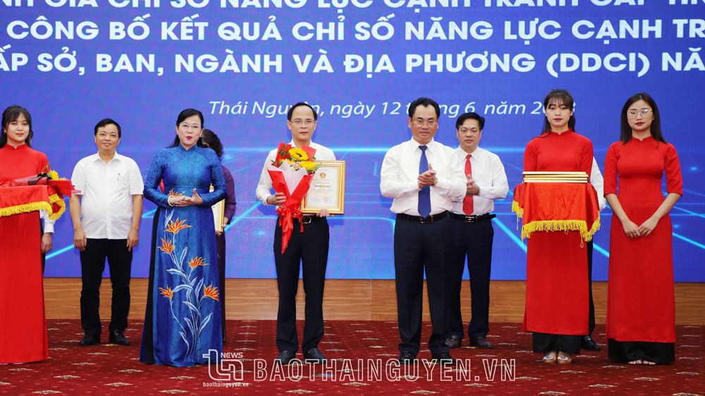 The Provincial Party Secretary and the Chairman of the Provincial Peoples Committee present the Certificate to the leader of Thai Nguyen city - the unit with the highest DDCI score among districts and cities in 2022.