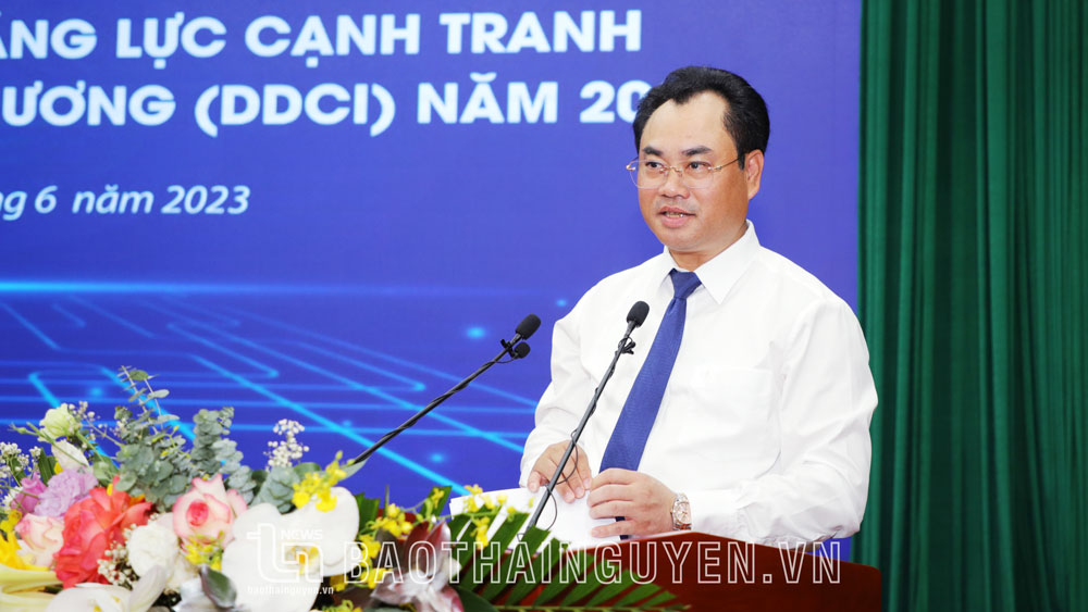 Mr. Trinh Viet Hung delivers his speech at the conference.