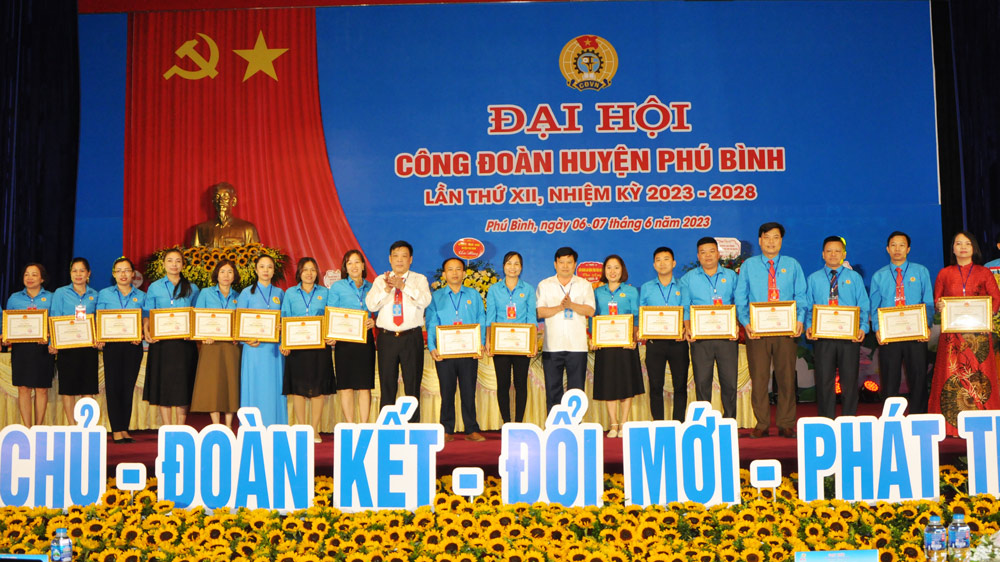 Lãnh đạo huyện Phú Bình tặng giấy khen cho các tập thể, cá nhân có thành tích tiêu biểu trong hoạt động công đoàn nhiệm kỳ 2018-2023.
