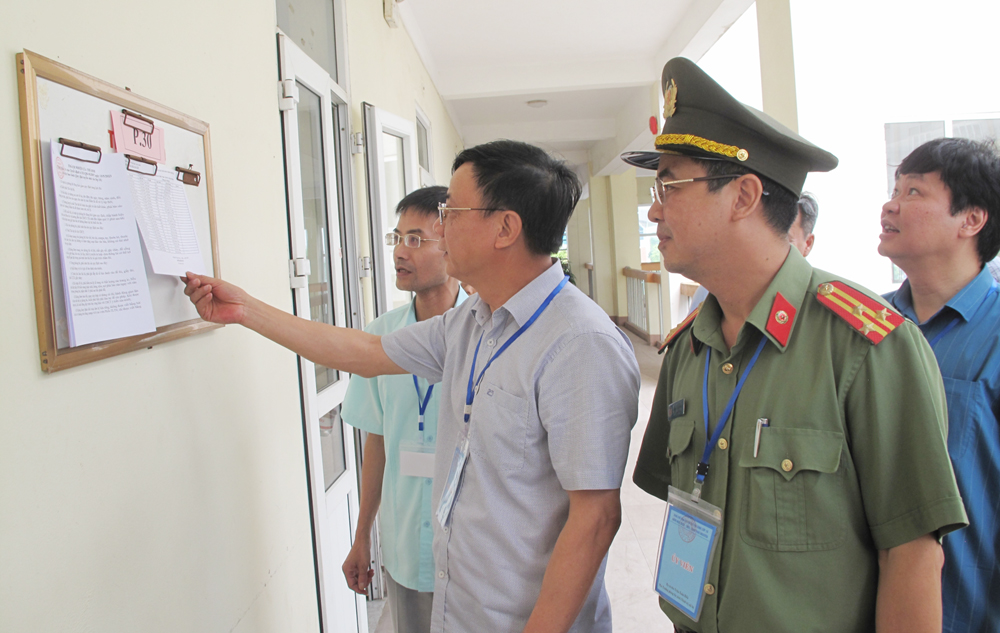 Đoàn kiểm tra tại điểm thi THPT Chuyên Thái Nguyên.