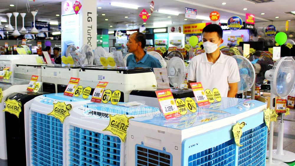 Thời tiết nắng nóng khiến nhu cầu mua các sản phẩm quạt tích điện của người dân Thủ đô tăng cao. 