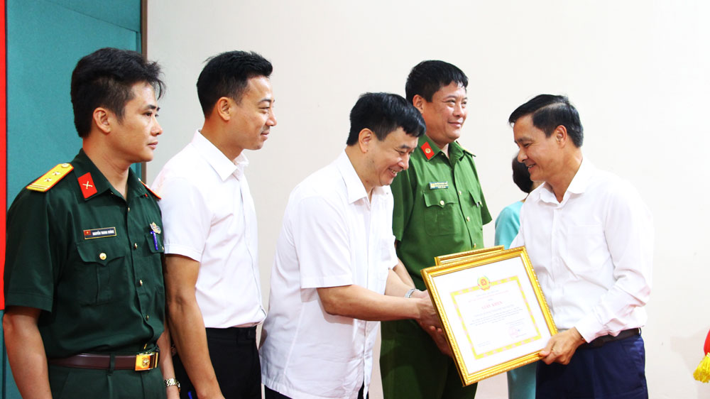 Đồng chí Vũ Duy Hoàng trao Giấy khen của Ban Thường vụ Thành uỷ cho các tập thể và cá nhân có thành tích xuất sắc trong thực hiện Nghị quyết số 35-NQ/TW của Bộ Chính trị.