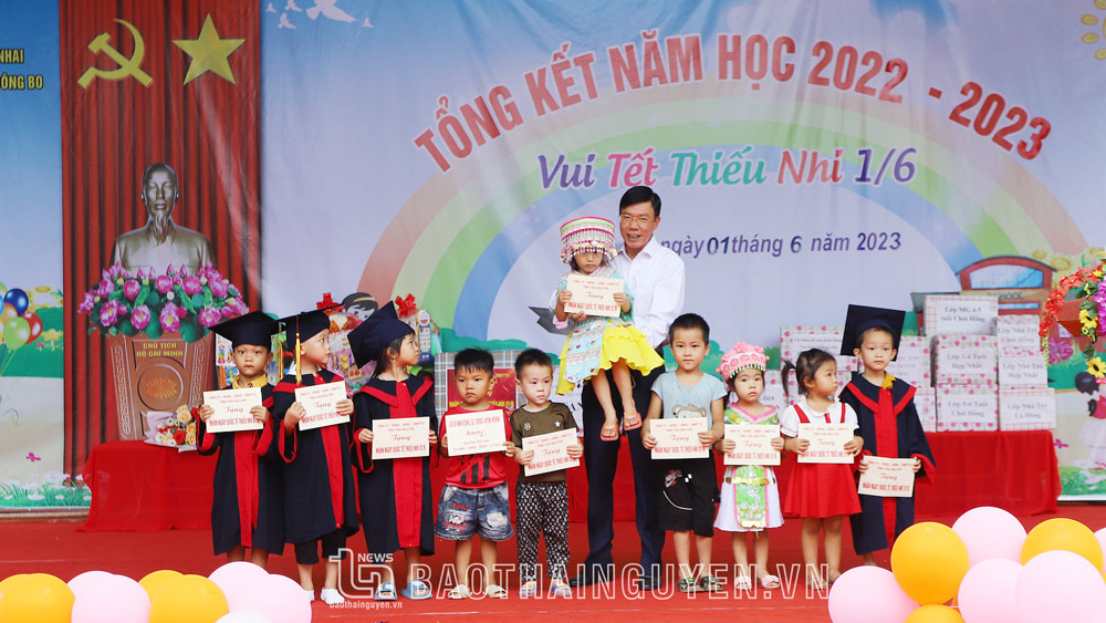 Đồng chí Dương Văn Tiến tặng tặng 10 suất học bổng trị giá 500 nghìn đồng/suất cho 10 em học sinh có hoàn cảnh đặc biệt