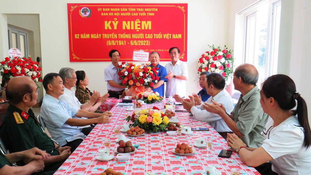 Đại diện Ban Thường trực Ủy ban MTTQ tỉnh tặng hoa chúc mừng Ban đại diện Hội NCT tỉnh.