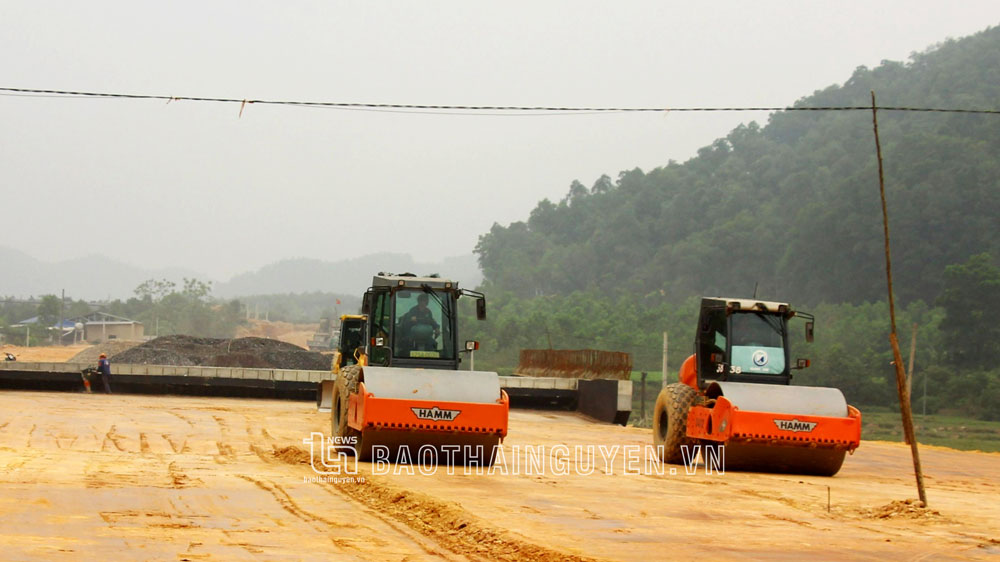 Các nhà thầu Dự án tuyến đường liên kết các tỉnh Thái Nguyên, Bắc Giang và Vĩnh Phúc đang tích cực triển khai thi công, bảo đảm tiến độ theo kế hoạch.