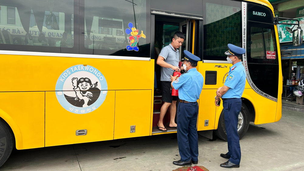 Lực lượng Thanh tra Sở GTVT thường xuyên duy trì kiểm tra các điều kiện đảm bảo an toàn của các phương tiện vận tải hành khách trước khi xuất bến tại Bến xe khách Thái Nguyên