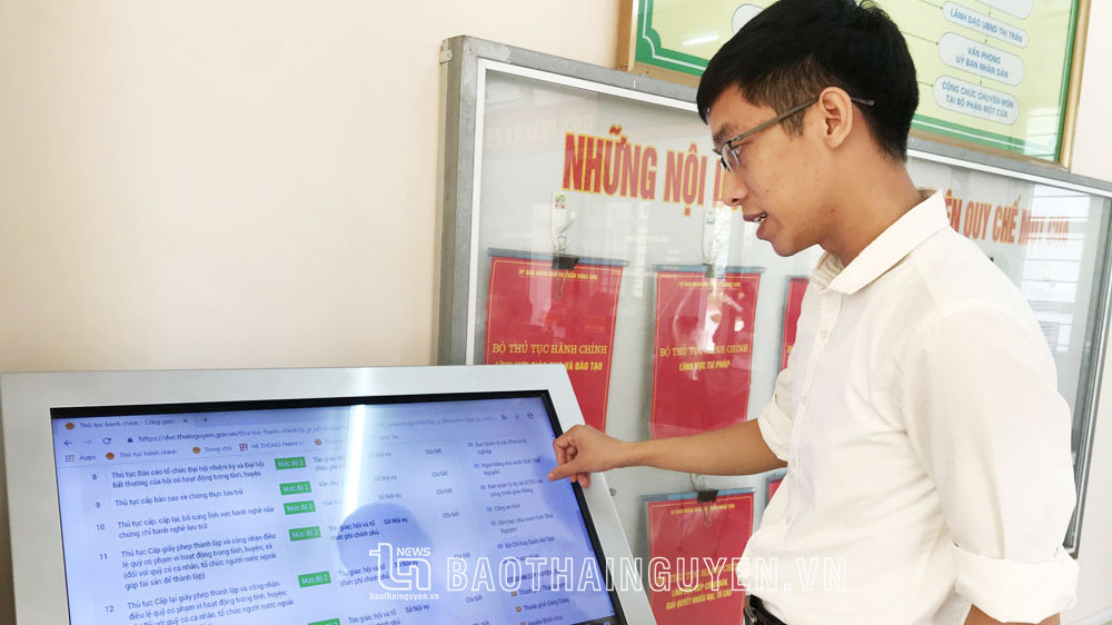 Người dân phường Đắc Sơn tìm hiểu về các thủ tục hành chính được giải quyết qua cổng dịch vụ công trực tuyến.