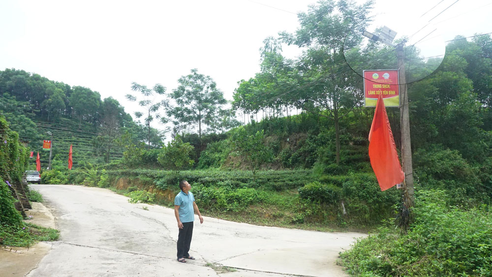 Tại một số điểm trên tuyến đường trục chính của xóm Khe Cốc, xã Tức Tranh (Phú Lương) đã được lắp đặt hệ thống đèn chiếu sáng năng lượng mặt trời và camera an ninh.