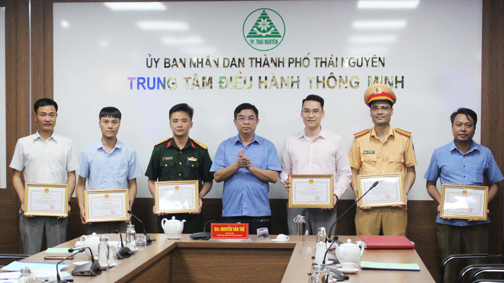 TP. Thái Nguyên khen thưởng cho tập thể, cá nhân có thành tích xuất sắc trong công tác PCTT&TKCN năm 2022.