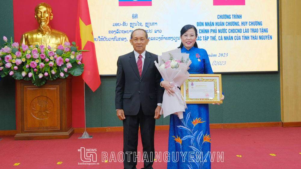 Mr. Khamkhan Chanthavisouk presents the Second Class Freedom Medal to Ms. Nguyen Thanh Hai, Secretary of the Thai Nguyen Provincial Party Committee.