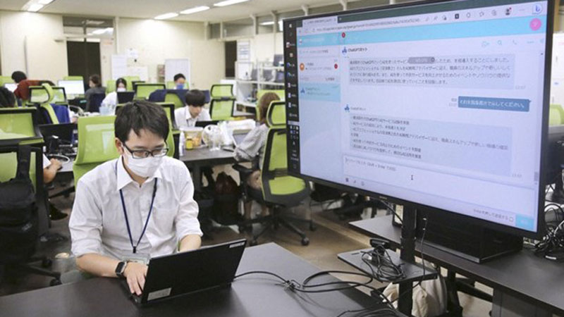 Một nhân viên chính quyền thành phố Yokosuka sử dụng ChatGPT trong công tác hành chính. (Nguồn: Kyodo)