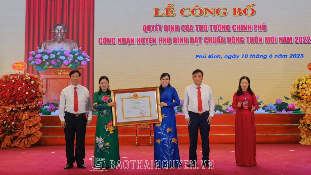 Đồng chí Bí thư Tỉnh ủy trao quyết định của Thủ tường Chính phủ công nhận huyện Phú Bình đạt chuẩn nông thôn mới năm 2022.