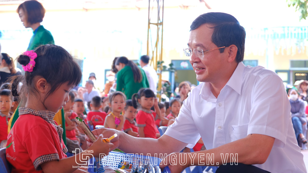 Đồng chí Chủ tịch HĐND tỉnh Phạm Hoàng Sơn phát quà cho các cháu thiếu nhi.