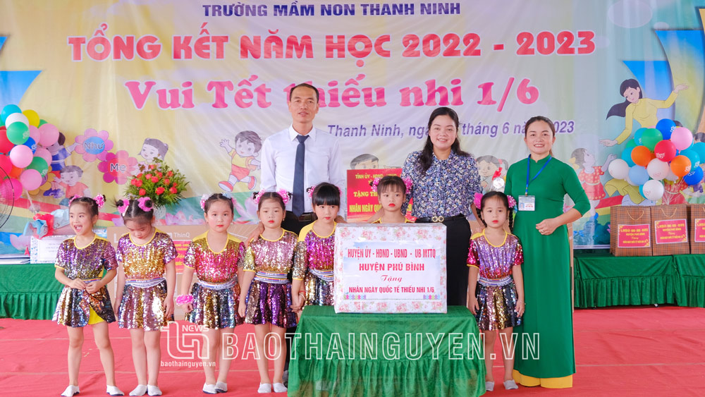 Đại diện lãnh đạo huyện Phú Bình tặng quà cho Nhà trường.