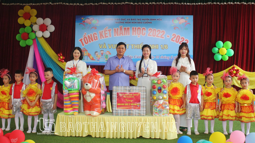 Đồng chí Phạm Thái Hanh tặng quà cô và trò Trường Mầm non Bảo Cường.