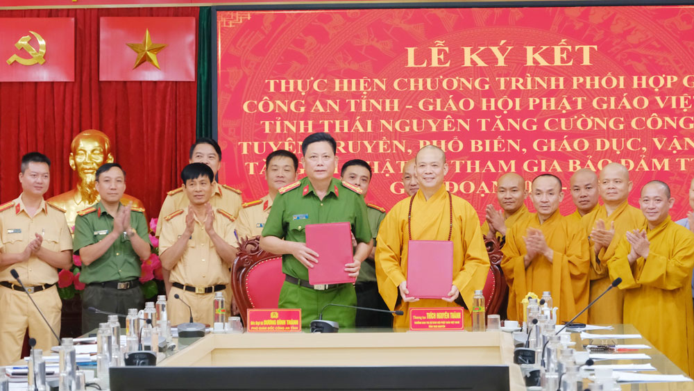 Đại diện Công an tỉnh Thái Nguyên và Giáo hội Phật giáo Việt Nam tỉnh Thái Nguyên ký kết chương trình phối hợp.