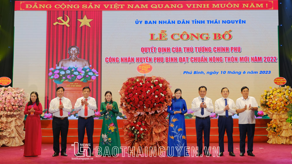 Các đồng chí lãnh đạo tỉnh tặng hoa chúc mừng huyện Phú Bình.