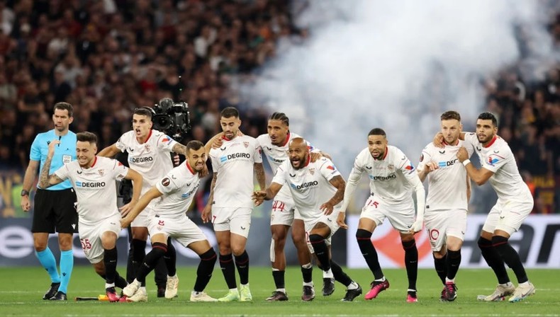 Niềm vui của cầu thủ Sevilla sau loạt sút luân lưu. (Ảnh: Getty Images)