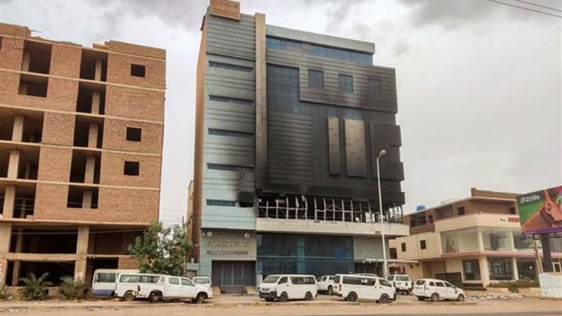 Một tòa nhà bị cháy rụi trong giao tranh giữa Lực lượng Vũ trang Sudan (SAF) và nhóm bán quân sự Các lực lượng Hỗ trợ nhanh (RSF) ở Khartoum ngày 29-5. (Ảnh: AFP/TTXVN)