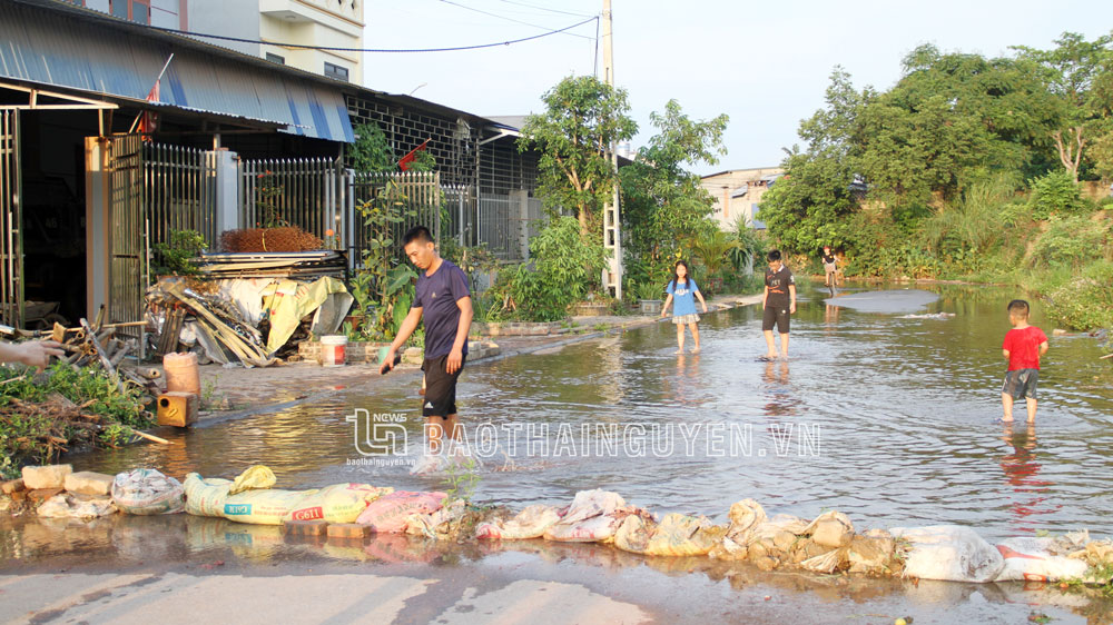 Do chưa có mương nên bà con phải đắp đường cho nước chảy theo đường dẫn về đồng ruộng.