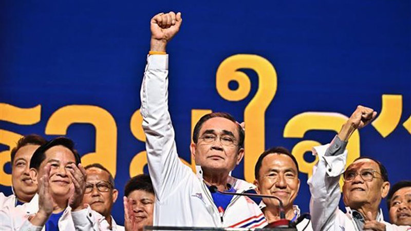 Thủ tướng Thái Lan Prayut Chan-o-cha (giữa) phát biểu trước những người ủng hộ tại Bangkok ngày 9/1/2023. (Ảnh: AFP/TTXVN)